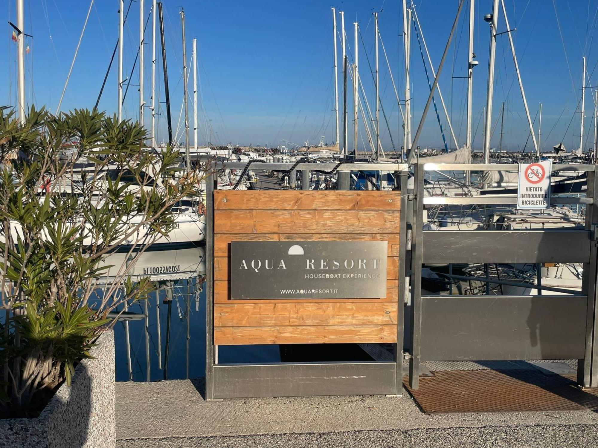 Aqua Resort Giulianova - Houseboat Experience Exterior photo